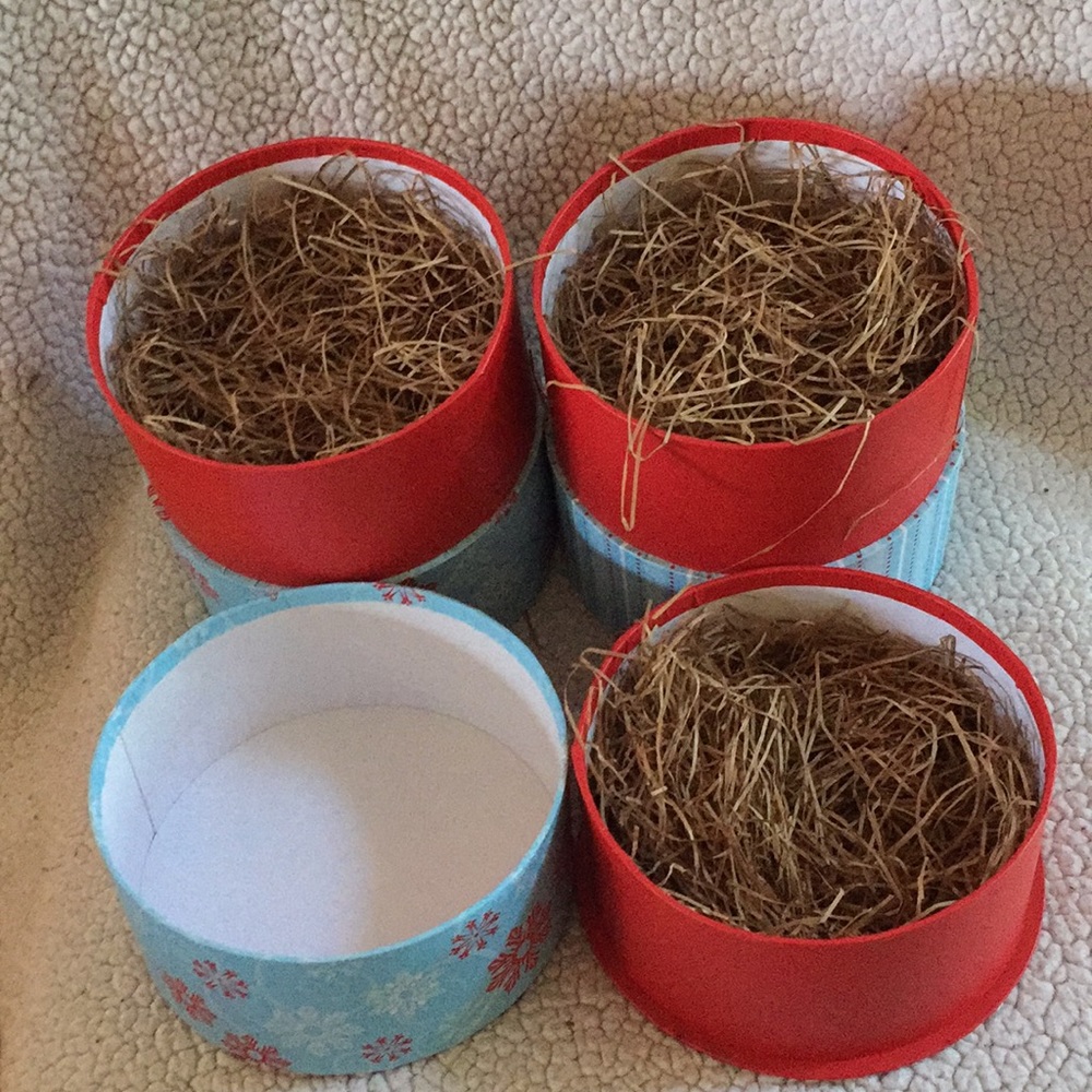 10 / $10 Tower of 3 boxes with snowflake design - Picture 3 of 7